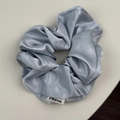 Elastico per capelli oversize in raso blu-grigio lucido con trama setosa ed etichetta tessuta - Blu Crema