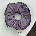 Détail d'un chouchou gris-mauve à motif floral noir avec étiquette cousue - Chouchou Double Couche Violet
