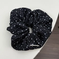 Detailopname van zwarte bloemen scrunchie met geplooide textuur en kleine witte bloemen - L Zwart