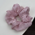 Détail du chouchou en organza rose poudré avec de délicates broderies de fleurs 3D - Rose