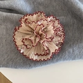 Detail van de bloem haarclip van chiffon met rode golvende randen en vintage plissé stof - Eendenbek haarclips