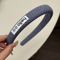 Gros plan sur un serre-tête en vichy bleu rembourré avec étiquette tissée hello smiley - Serre-tête Petit Plaid