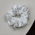 Elastico per capelli a pois e fiori bianchi con motivi blu e etichetta in tessuto - Stile Standard Floreale Blu