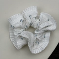 Vista dettagliata dell'elastico per capelli bianco a fiori blu con bordi pieghettati - Stile Bordo Plicsettato Floreale Blu