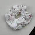 Dettaglio di elastico bianco con fiori rossi e piccoli pois neri in tessuto - Stile Standard Floreale Rosso