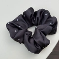 Elegante elastico per capelli in raso nero a pois con finitura lucida e setosa - Nero
