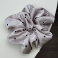 Dettaglio dell'elastico in raso grigio chiaro con motivo classico a pois neri - Rosa