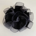 Chouchou élégant en organza plissé noir en forme de fleur pour coiffures de femmes - Noir