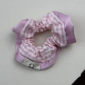 Détail du chouchou à rayures roses et blanches avec texture satinée et étiquette sourire - Chouchou Gingham rose