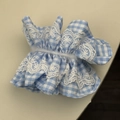 Détail d'un chouchou à carreaux bleus avec broderie de dentelle blanche et texture froissée - Chouchou fin bleu