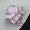 Gros plan d'un chouchou en tissu vichy rose avec bordure en dentelle blanche et froufrous - Chouchou fin rose