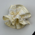Vue détaillée du chouchou à carreaux jaunes avec dentelle blanche et texture du tissu - Chouchou fin jaune