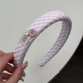 Détail d'un bandeau à rayures roses avec perles élégantes et ornements de boutons - Serre-tête Gingham rose
