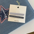 Detail van Koreaanse haarspeldjes in denimblauw en paars op een handgemaakte displaykaart - Rechte Stijl