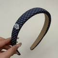 Dettaglio cerchietto scozzese blu navy con decoro a nuvola e fodera interna antiscivolo - Quadretti blu scuro