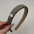 Dettaglio del cerchietto scozzese verde oliva con patch nuvola bianca e fodera in velluto - Scacchi Verde Scuro