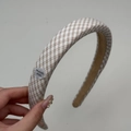 Dettaglio cerchietto imbottito scozzese marrone vintage con etichetta a forma di nuvola - Griglia Kaki