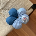 Dettaglio dell'elastico per capelli grande a righe in denim con etichetta 24C Coloration - Stile a Righe / Blu