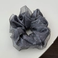 Elegante coletero de organza gris oscuro con pedrería brillante y textura de malla - gris oscuro