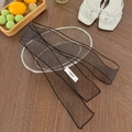 Pañuelo de organza negro para el pelo con etiqueta blanca sobre superficie de madera - Negro