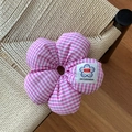 Scrunchie a fiore vichy rosa con etichetta 24 Coloration su fondo intrecciato - Stile Gingham Rosa / Rosa