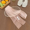 Detalle de cinta para el pelo de organza rosa con etiqueta en cesta metálica - Rosa