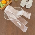 Primer plano de cinta de organza blanca semitransparente con etiqueta de letra sobria - Blanco
