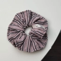 Roze en zwart gestreepte scrunchie met gebreide textuur en een wit geweven label - Roze