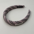 Detail van roze gestreepte haarband met handgemaakt label en smile life decoratief label - Roze Haarband