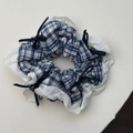 Nahaufnahme des blau-karierten Scrunchies mit weißer Spitze und blauen Schleifen - Dunkelblaues Haargummi