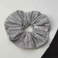 Detail van een gestreepte haarelastiek met smile life geweven label voor dames - Licht Khaki Scrunchie