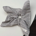 Detail van grijs gestreepte scrunchie met smile life label van katoenen materiaal - Licht Kaki Sjaal Scrunchie