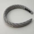 Detail van grijs gestreepte stoffen haarband met handgemaakt label en smile-patch-label - Licht Khaki Hoofdband