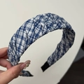 Détail d'un serre-tête à carreaux bleus et blancs avec tissu plissé texturé doux - Serre-Tête Bleu Foncé