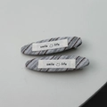 Détail de barrettes à cheveux en tissu rayé avec broderie smile life et texture lin - Barrettes Gris Bleu