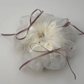 Détail d'un chouchou en organza blanc avec de délicats nœuds en ruban violet foncé de style français - Blanc Cassé