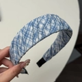Détail du serre-tête en tissu à carreaux bleus et blancs avec design plissé et embouts noirs - Serre-tête Bleu
