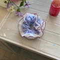 Blauer karierter Haargummi mit doppelten Spitzenkanten und roten Stickerei-Blumendetails - Blau Kariert
