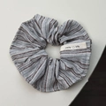 Gros plan détaillé du chouchou rayé gris et marron avec étiquette en tissu Smile Life - Chouchou Gris Bleu