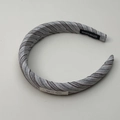 Détail d'un serre-tête rembourré à rayures diagonales grises avec étiquettes tissées main - Serre-tête Gris Bleu
