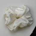 Detalle de un coletero de tela texturizada en blanco crema con etiqueta de Hand Made - Blanco Roto