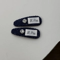 Dunkelblaue Strick-Haarspangen mit funkelnden Strasssteinen und M. Hua Webetikett im Set - Marineblaue gewebte Haarspangen mit Strass (XY-1779) / Navyblau Paar