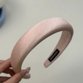 Dettaglio ravvicinato del cerchietto rosa con texture a bolle ed etichetta fatta a mano - Cerchietto Spesso / Cerchietto Rosa