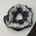 Primer plano de coletero negro con flores, encaje blanco y estampado de estilo retro - Negro Doble Capa