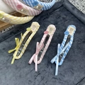 Haarschmuck-Set aus Karo-Stoff mit gelben Knöpfen und weißen Perlen auf grauem Tablett - Haarclip / Blau Kariert Haarklammer