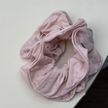 Detalle de coletero de tela rosa con bordes ondulados y pliegues para la coleta - Rosa