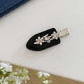 Nahaufnahme der schwarzen Metall-Haarklammer mit silbernen Blumen und bunten Strasssteinen - Schwarz