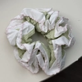 Dettaglio di un elastico arricciato con pannelli verdi e bianchi e cuciture rosa - Verde