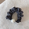Coletero floral con estampado de plantas en blanco y negro y perla decorativa - Negro