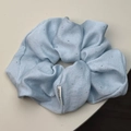 Elastico per capelli in raso azzurro con strass argentati e etichetta in tessuto - Blu